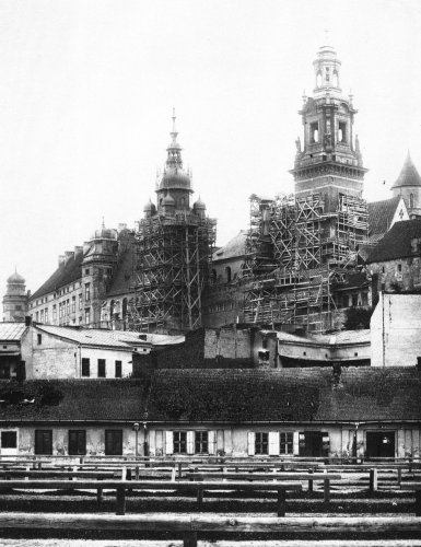Kraków na starej ... - Katedra wawelska podczas restauracji na przełomi...X wieku wg. planów S. Odrzywolskiego i Z. Hendla.jpg