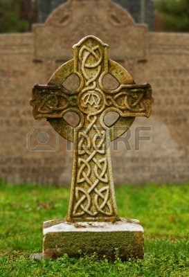 Celtowie - obrazy - 8425034-celtic-cross-at-a-gravesite-in-an-old-cemetery. Krzyż celtycki z Irlandii.jpg