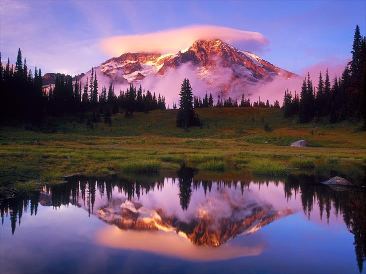 Krajobrazy - Mount-Rainier-and-Lenticular-Cloud-Reflected-at-Sunset_-Washington.jpg