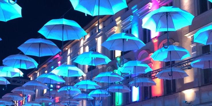 festiwal parasolek - pila-uliczka-parasolek-braci-philips.jpg