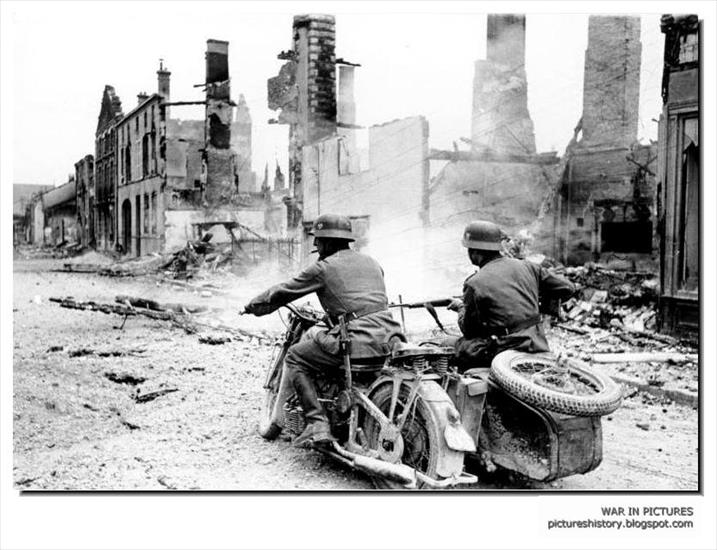 Galeria - second-world-war-ww2-pictures-images-photos-nazi-germany-german-soldiers-ride-through-ruins-french-town.JPG