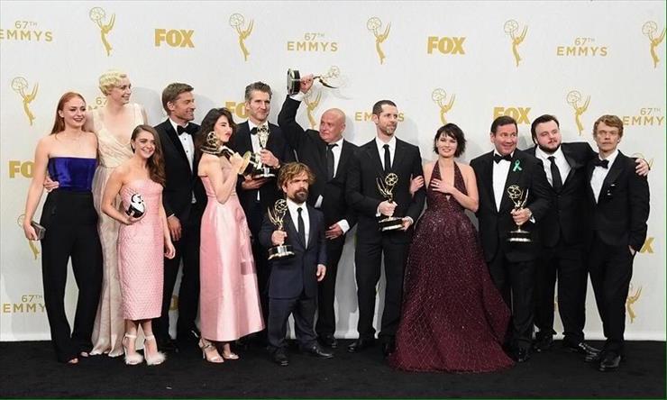 obrazy - Game-of-Thrones-cast-Emmys-2015-.jpg