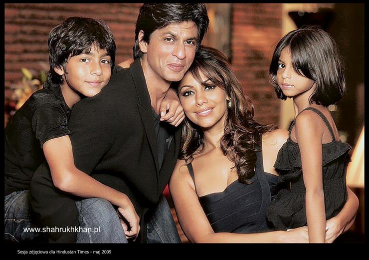 Gify, fotki ,teledyski,ramki SHAH RUKH KHAN,Bollywood -  SRK z rodziną 1.jpg