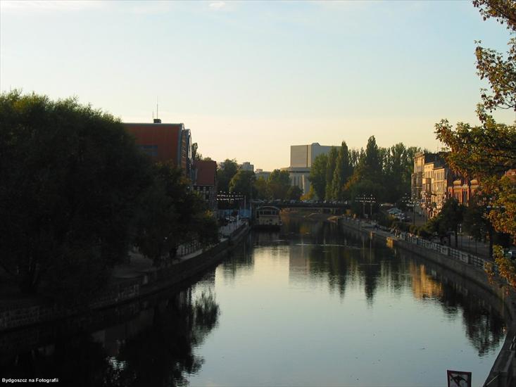 Okolice kanału bydgoskiego i rzeki Brdy - Widok z mostu Bernardyńskiego na most przy ulicy Mostowej.jpg
