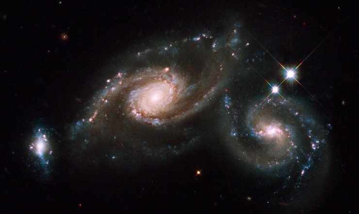 kosmos - Trio galaktyk Wydają się jakby częściowo pokrywały się w...obrazie, ale mogą się znajdować w różnych odległościach.jpg