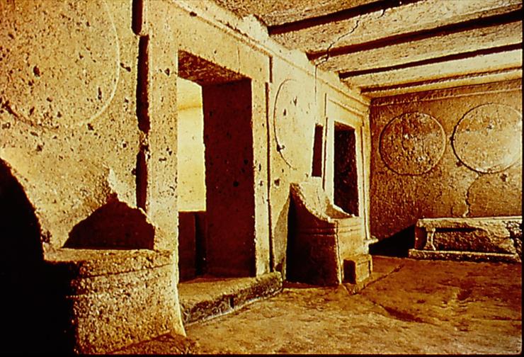 etruska - Cerveteri_Tomba degli Scudi e delle Sedie, główna komora_pocz.VI w.p.n.e.jpg
